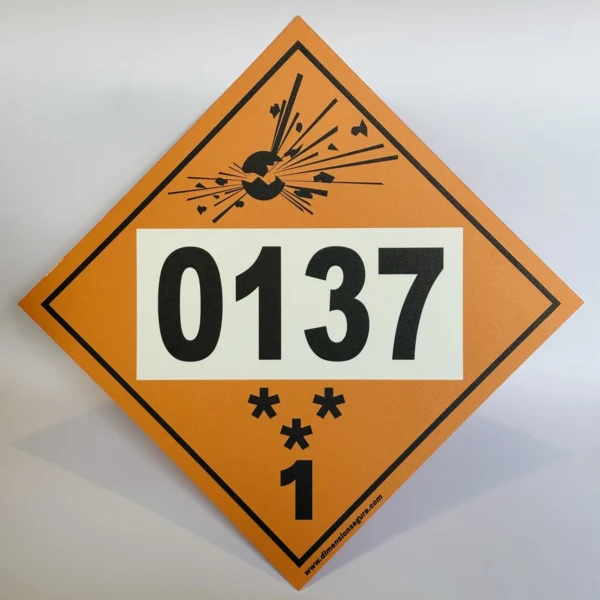 Foto frontal de cartel clase 1 con ejemplo de UN 0137