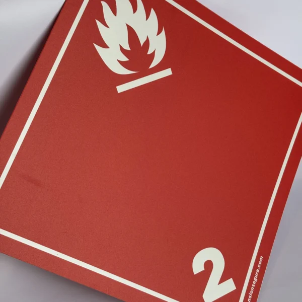 Foto lateral de cartel clase 2.1 como riesgo secundario