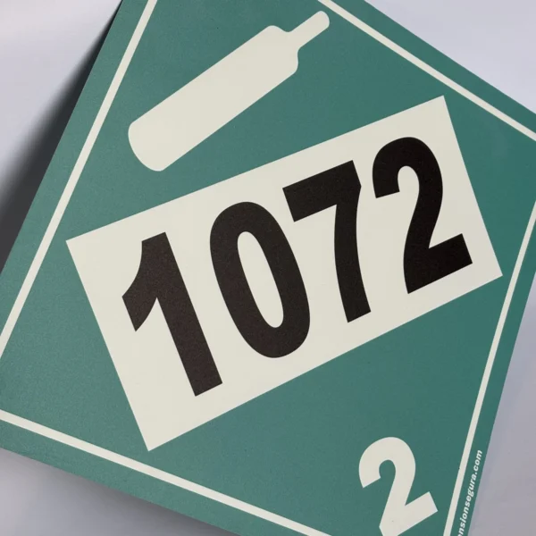 Foto lateral de cartel clase 2.2 con ejemplo de UN 1072