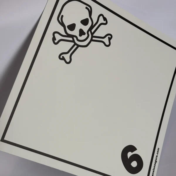 Foto lateral de cartel clase 6.1 como riesgo secundario