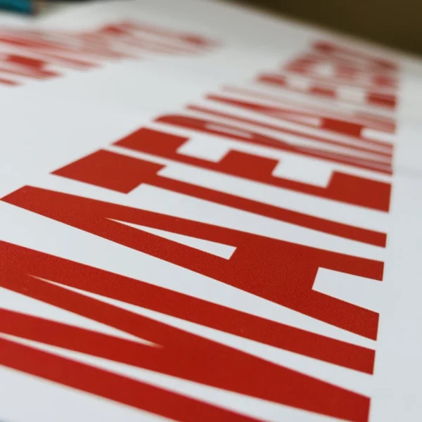 letrero "TRANSPORTA MATERIAL PELIGROSO" foto close-up