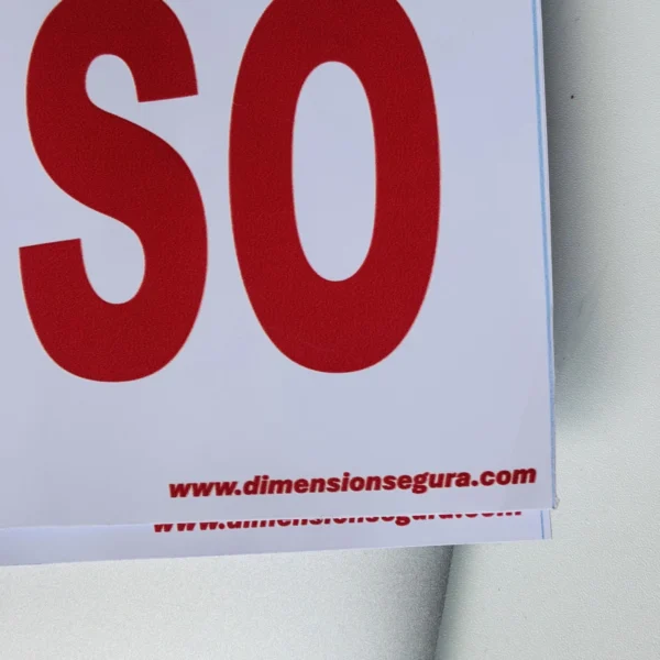 letrero "TRANSPORTA MATERIAL PELIGROSO" foto esquina con web dimensionsegura.com