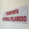letrero "TRANSPORTA MATERIAL PELIGROSO" foto lateral