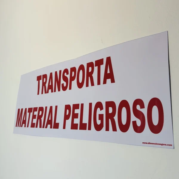 letrero "TRANSPORTA MATERIAL PELIGROSO" foto lateral