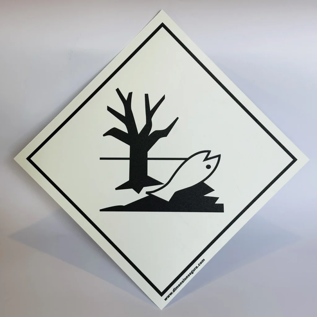 Foto frontal de cartel clase riesgo al medio ambiente