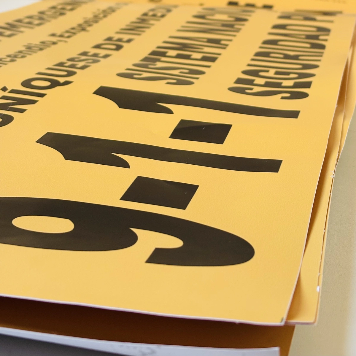 letrero con el número telefónico del SETIQ, foto closeup