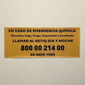 letrero con el número telefónico del SETIQ, foto frontal