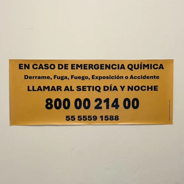 letrero con el número telefónico del SETIQ, foto frontal