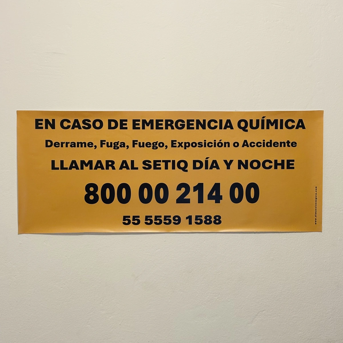 letrero con el número telefónico del SETIQ, foto frontal