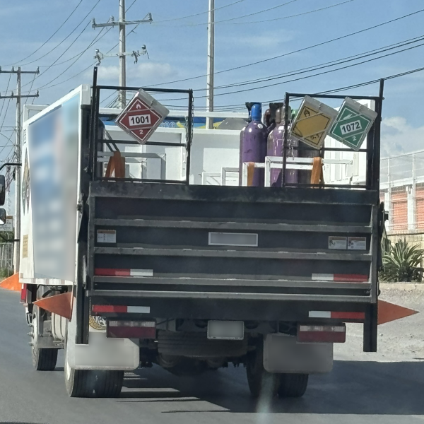Foto de camión que transporta oxígeno UN1072 y acetileno UN1001