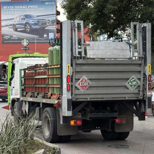 Foto de (otro) camión que transporta oxígeno UN1072 y acetileno UN1001