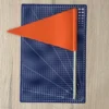 Foto real (no IA) de banderola para exceso de dimensiones con medidas detrás
