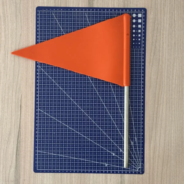 Foto real (no IA) de banderola para exceso de dimensiones con medidas detrás