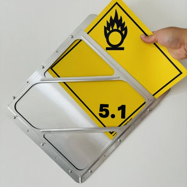 porta-cartel-con-clase-5 Foto real (no IA) de cómo colocar un cartel rombo en un porta-cartel rombo de aluminio