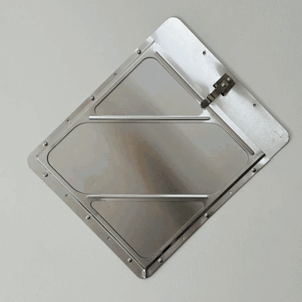Foto real (no IA) de porta-cartel de aluminio