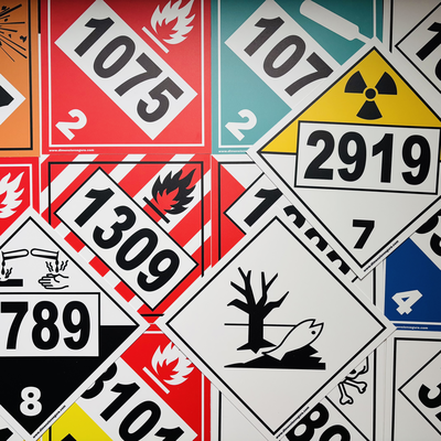 Collage de carteles de identificación